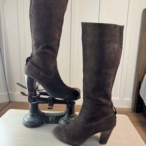 Vintage Connie Cecilia Dark Brown Suede Knee High Heeled Boots Size 6.5M